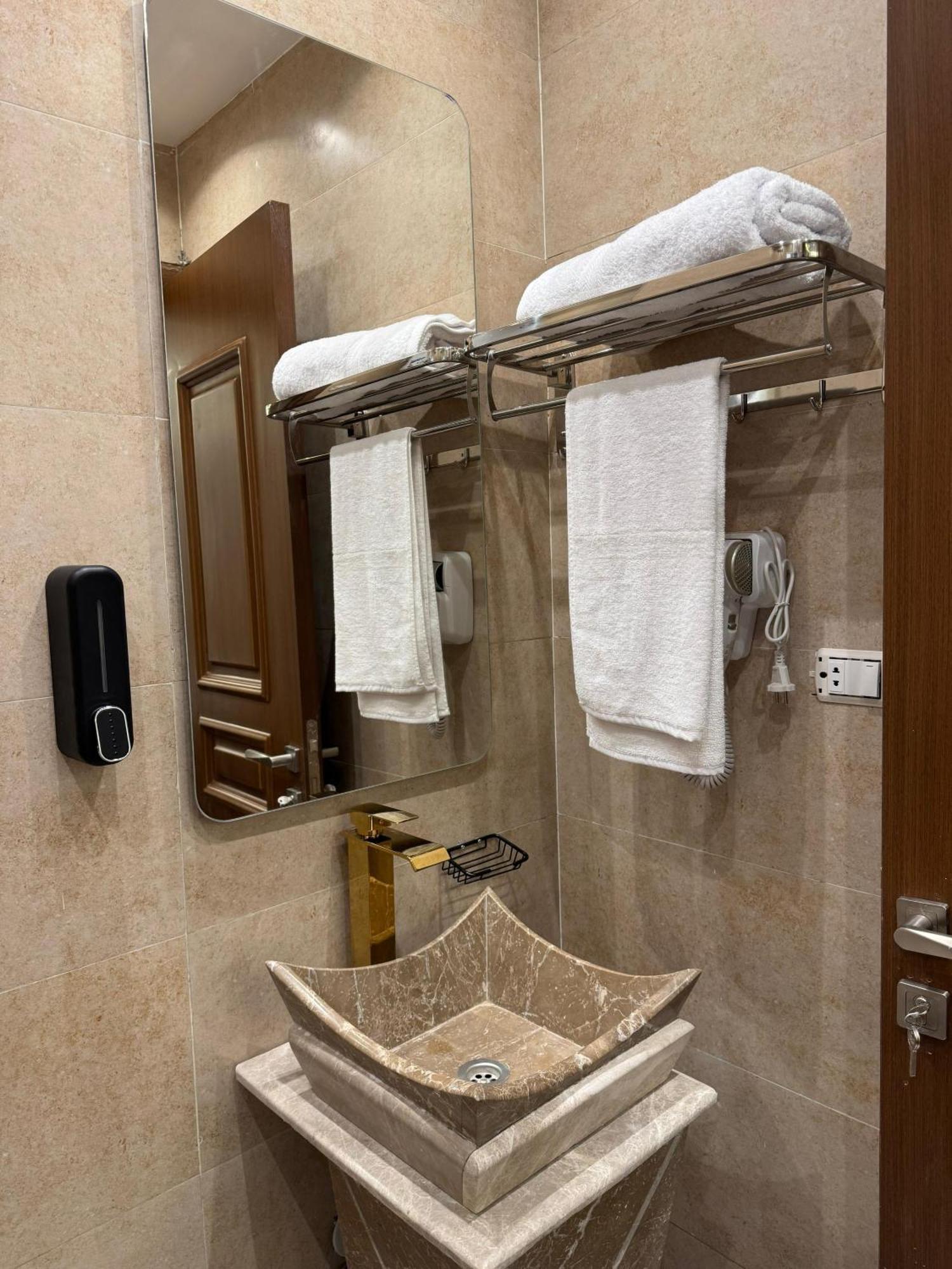 New White Pyramids Inn Ghatati Екстер'єр фото
