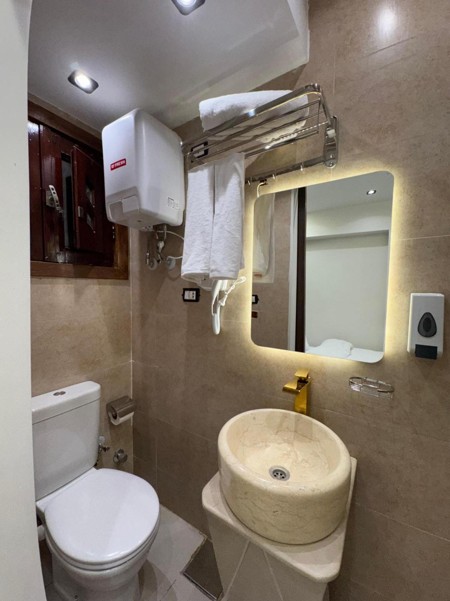 New White Pyramids Inn Ghatati Екстер'єр фото